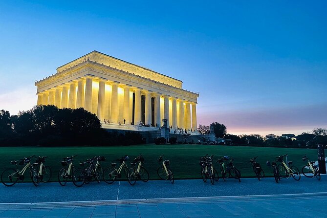 Washington DC bike tour by moonlight