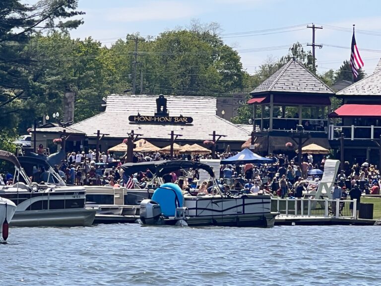 Honi Honi Bar in Summer at Deep Creek Lake Maryland